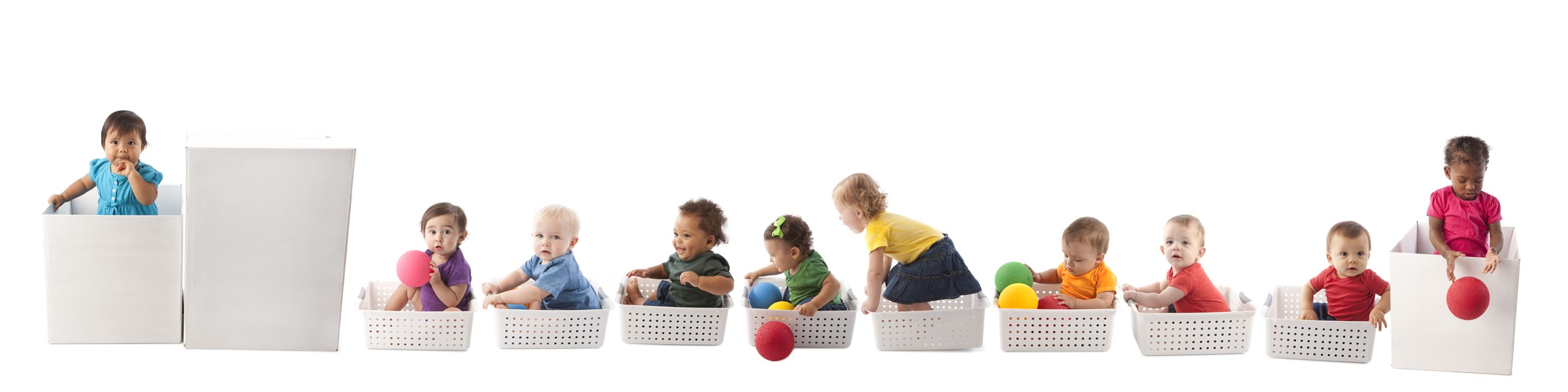 Kleine Knirpse mit Kindern in Körben