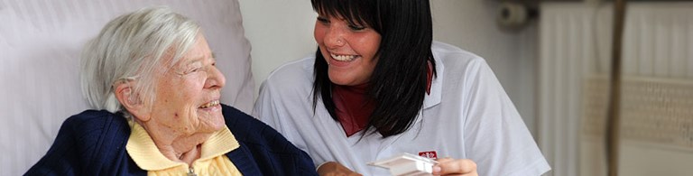 Caritas-Mitarbeiterin mit Patientin  (c) KNA /Oppitz