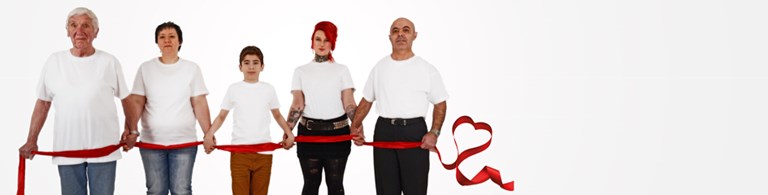 Fünf Personen halten ein rotes Band